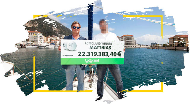 Ganador de Lotoland Matthias sostiene cheque con su premio