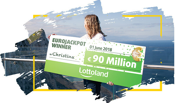 La ganadora de Lotoland Christina sostiene cheque con premio de EuroJackpot