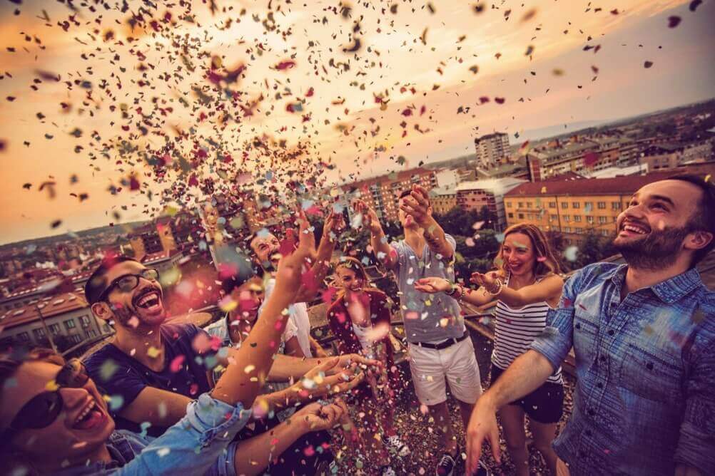 Personas celebran que han ganado la lotería