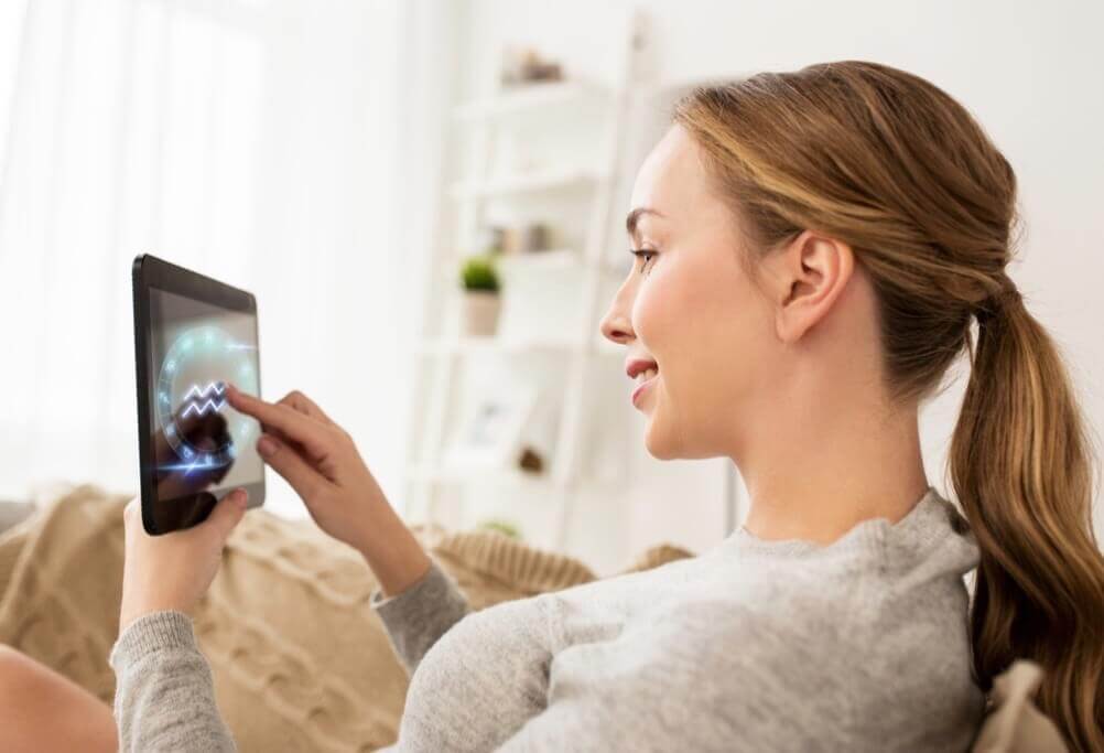 Mujer chequeando su horóscopo de la lotería en su tablet