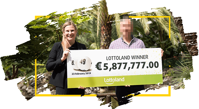 Ganador anónimo de Lotoland sostiene un cheque con su premio