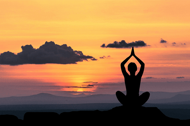 Persona practica yoga al amanecer 