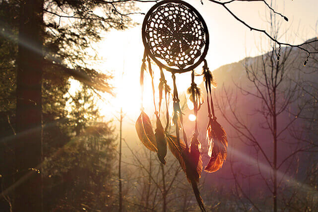 Atrapasueños en la naturaleza con rayos del sol en el fondo