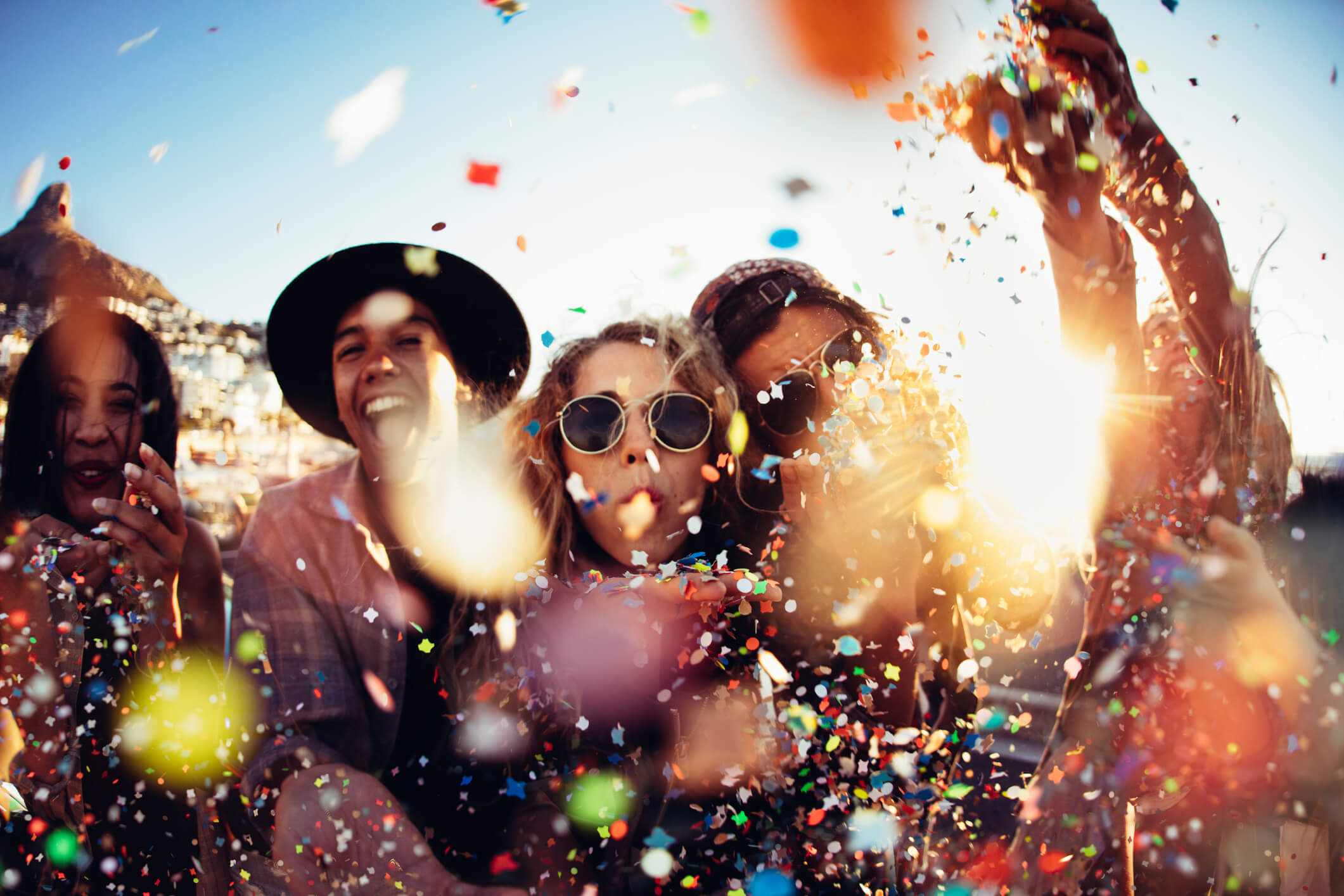 Grupo de personas celebran felices al aire libre que ganaron