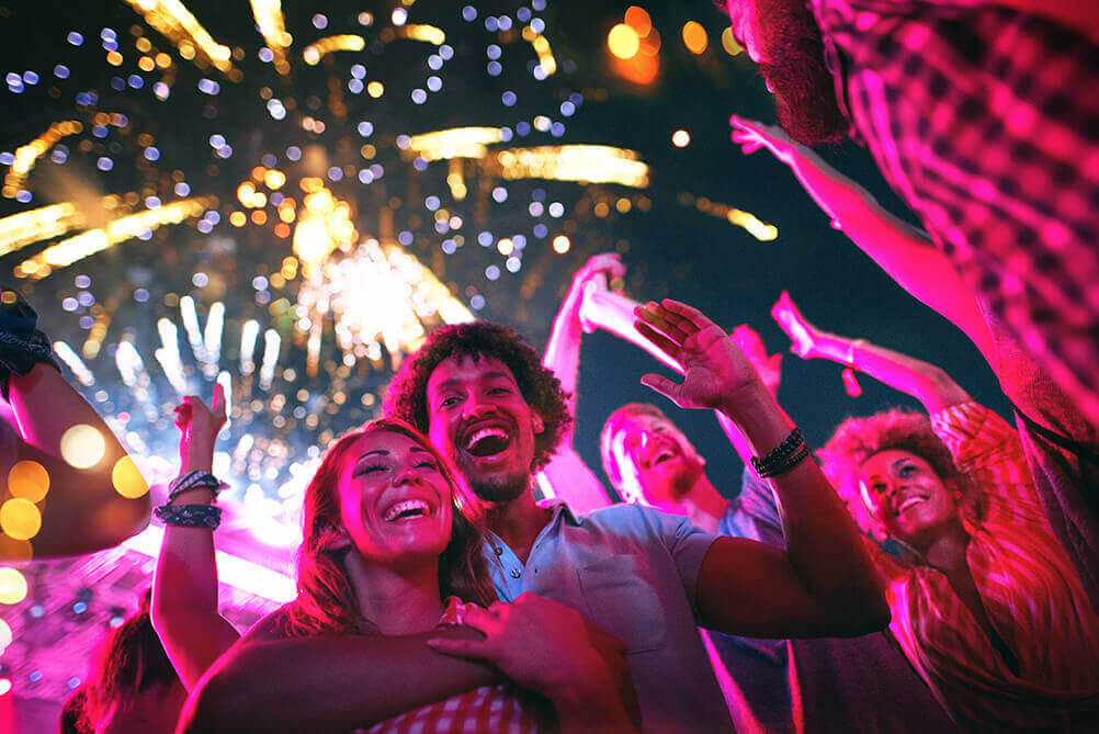 Personas celebran el Año Nuevo disfrutando de fuegos artificiales