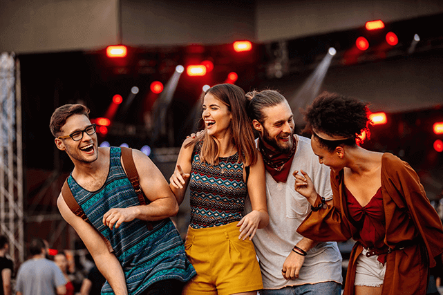 Grupo de amigos felices en un concierto